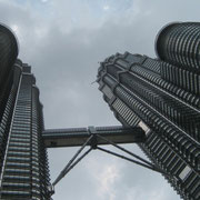 Im 42. Stock sind die Twin Towers mit einer Bruecker verbunden.