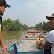 Mit dem Hausherren tuckern wir 3 Stunden um seine Insel im Mekong.