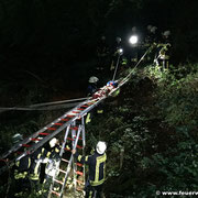 Rettung des Verletzten mittels Leiterbrücke und Rettungsbrett