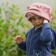Enkerl Helena in Nachbar's Garten