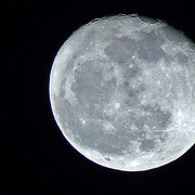 Der Mond von Zuhause aus mit nur Brennweite 300 gesehen.