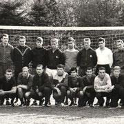 Oktober 1964, Aufgebot von Niedersachsen für das Pokalspiel gegen den Mittelrhein in Barsinghausen. Manfred Kühne, der zweite unten links