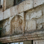 au détour d'une ruelle un bas relief sur un linteau d'une maison de Saint Cirq Lapopie