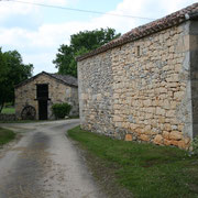 la buchère en fond , la grange du gite de la tuile à loup