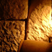 intérieur du gîte "la tuile à loup" - les murs en pierres