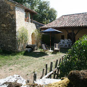 La cour jardin du gite de la Tuile à Loups