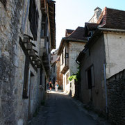 une ruelle qui monte au village de Saint Cirq