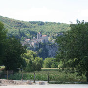 le village de Saint Cirq Lapopie vu de loin