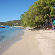 Am Strand in der Tyrel-Bay,  Carriacou  mit Pumpi´s Bar.