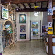 Autre vue du bas de la galerie. Au fond oeuvres Félix Lion