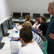 Web- und Facebookgruppe beim Arbeiten