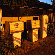 Vieilles pompes à essence en Aveyron près de Salles-Curan