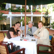 La Poeta Laura Obregón  con sus amigas marta pabon diaz y dina garay levermann