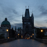 Blick von der Karlskirche bei Nacht zum Pulverturm.