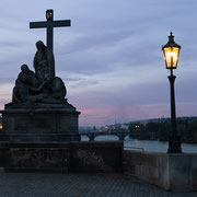 Pieta`, eine der heiligen Figuren auf der Karlsbrücke.