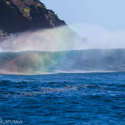 波にかかる虹