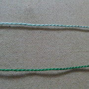 解りやすいように、今回は撚りのかかった刺繍糸を、色違いで二本使用しています。