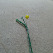 刺繍糸を二本一緒に止め結びをして、結び目が動かないようにまち針などで止めます。