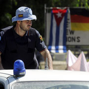 Dieser UNO-Soldat bewacht ein provisorisches Versorgungscamp kubanischer und deutscher Helfer.