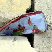 Die Welt ein Trümmerhaufen. Eine Federhalterschatulle, zerdrückt vom Gemäuer der Schule in Carrefour.