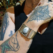 Bracelet manchette avec opale dentrite sertie - bijou porté