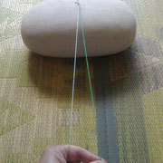 二本の糸を引っ張りながら、撚りのかかっている方向に手で糸をねじっていきます。