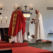 das Kreuz wird geweiht,