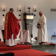 und das Kreuzzeichen schließt den Segen ab.