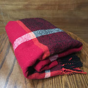 Manta lanilla rojo, blanco y negro / Arriendo: $ 6.000 / Garantía: $ 25.000
