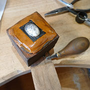 Bracelet manchette : mise en pierre sur serti clos