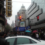 Nanjin Road est : grands centres commerciaux et magasins de luxe internationaux