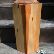 Stilvolle Urne aus Apfelbaum fünfeckig, geölt, 3l, (nicht mehr verfügbar)