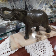 Eléphant ancien en régule et socle en marbre