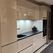 Cuisine linéaire blanche et brillante avec plan de travail dekton noir par cuisine interieur design Toulouse