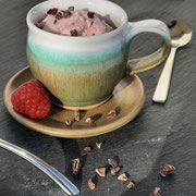 Espressotasse mit einer Kugel Eis gefüllt und auf Schieferplatte angerichtet