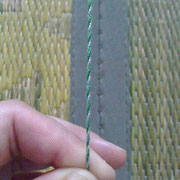 ねじっていた糸の手を、しっかりとつかんだまま、二本の糸を反対方向へねじっていきます。