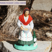 femme faisant l'aïoli assise