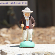 vieillard penché sur sa canne