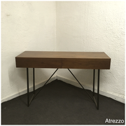 Arrimo recto patas fierro negro / Medidas: 1,20 x 75 x 45 cms./ REF: MUE-00 / Arriendo: $ 25.000 / Garantía: $ 100.000