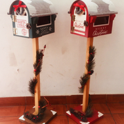 BUZONES NAVIDEÑOS ROJO Y VERDE PIE MADERA  / 73 CMS. ALTO / ARRIENDO: $15.000 C/U / GARANTÍA: $50.000 C/U