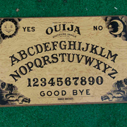 Tablero juego Ouija Madera /Medidas: 40x50 cms. / Arriendo: $7.000 / Garantía: $20.000