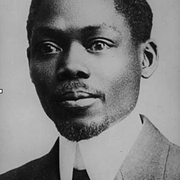 Léopold Sédar Senghor: Dichter und Politiker - 1940 geriet er als Offizier in deutsche Kriegsgefangenschaft und entging nur knapp seiner Erschießung zusammen mit anderen Soldaten schwarzer Hautfarbe. 1960 wird er Staatspräsident des Senegal. 