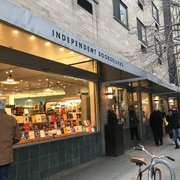 余談。モット・ストリートから、すぐ近くのプリンス・ストリートを歩いていたら「INDEPENDENT」という文字に思わず反応してしまった。Mcnally Jacksonという本屋さん。