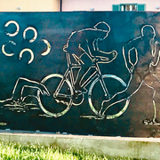 Simboli del triathlon in acciaio corten
