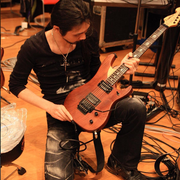 [Kuroneko no Instagram] 15/05/2016 Em 2012, Matatabi verificando a guitarra do Karukan 🎸😉