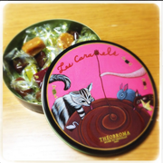 [KURONEKO no Instagram] 27/02/2015  Tem caramelos saborosos! Há 6 tipos de caramelos nessa linda lata. #theobroma