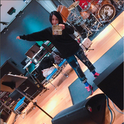 [Kuroneko no Instagram] 01/01/2016 Moda do ensaio "Check"😉✨ Estou vestindo calças com remendos e um denim oversized 👍 A melhor coisa é cantar quando se estar bem✨boa sorte para todos hoje😆 Ensaios para a tour DIA 04🎶E eu🤘🔥