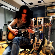 [Kuroneko no instagram] 01/07/2015 Ensaio dia 4! Matatabi está tocando uma guitarra acústica 👍🎶