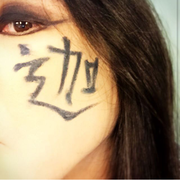[ Kuroneko no Instagram ] 14/12/2016  Kanji na bochecha do meu irmão, ontem foi 「迦」😉✨ (No smartphone é o ¹Shin'nyo, caso eu não deixe apenas dois pontos😅) Matatabi escreveu "迦" em seu rosto 😉✨