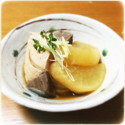 [Kuroneko no Instagram] 13/02/2016 Vocês já jantaram hoje? Estou fazendo savelhas com rabanetes 🐟 ficou muito delicioso 😊 amo peixes 👍  Fiz Buri-daikon (savelhas e rabanete branco cozido com molho de soja) para o jantar.😊👍🍽